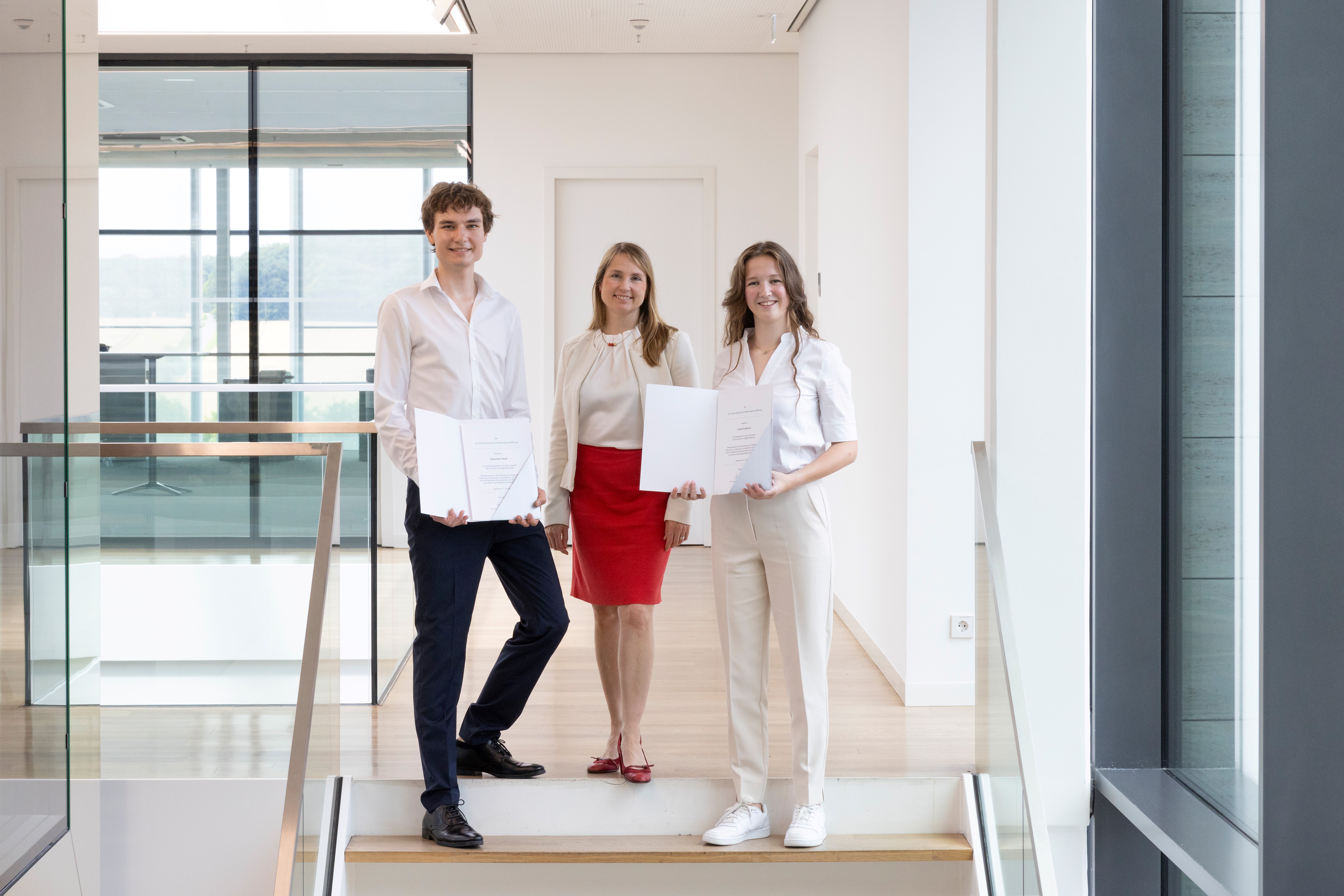 Sebastian Daub und Celina Friedrich mit Dr. Anna-Katharina Wittenstein