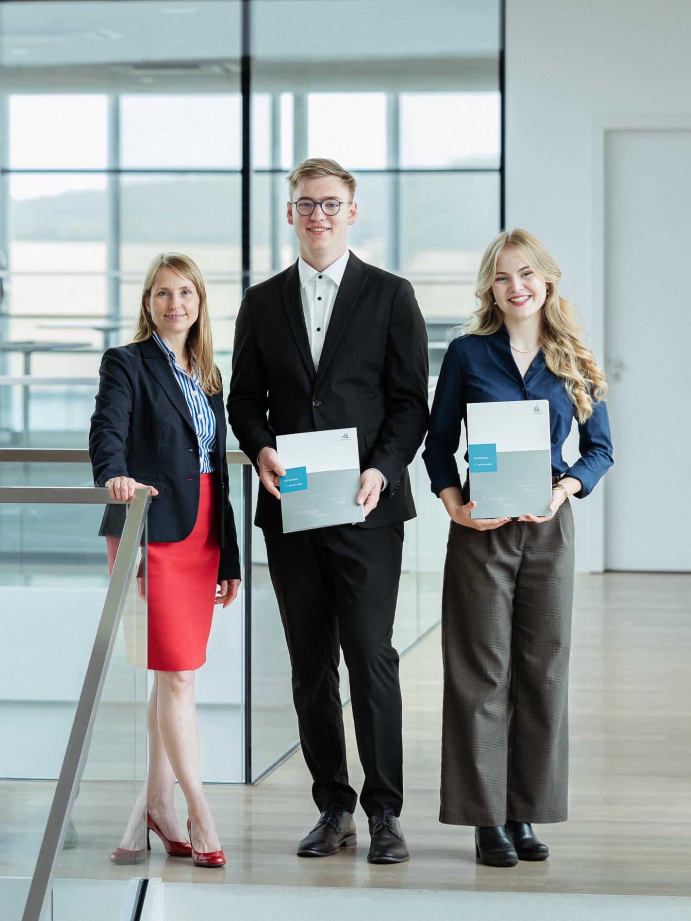 Helena Brand und Benedikt Patzelt mit Dr. Anna-Katharina Wittenstein